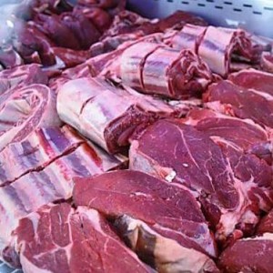 ¿Cuáles son los factores involucrados que determinan el color de la carne fresca?