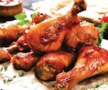 EL POLLO Y LAS RAZONES QUE LO HACEN UN ALIMENTO NUTRITIVO, ACCESIBLE, RICO E INSTALADO EN LA TRADICI